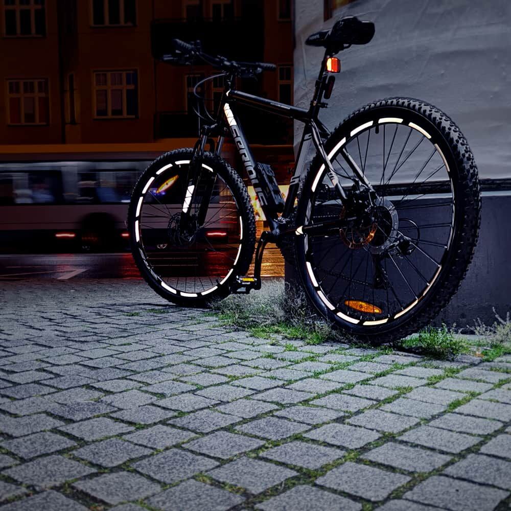 Reflektierende Felgensticker Light am Fahrrad im nächtlichen Straßenverkehr