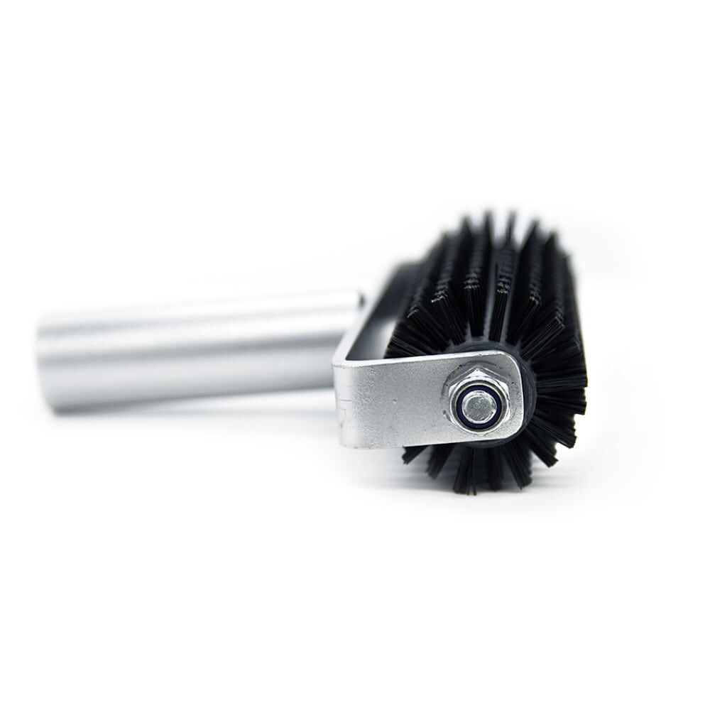 Handandruckrolle für Markierungsfolie, Seitenansicht mit Borsten und Metallhalterung