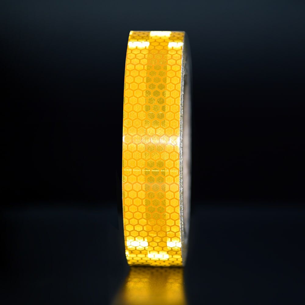 25 mm Rolle 3M Reflexband 823i gelb, reflektierend vor dunklem Hintergrund