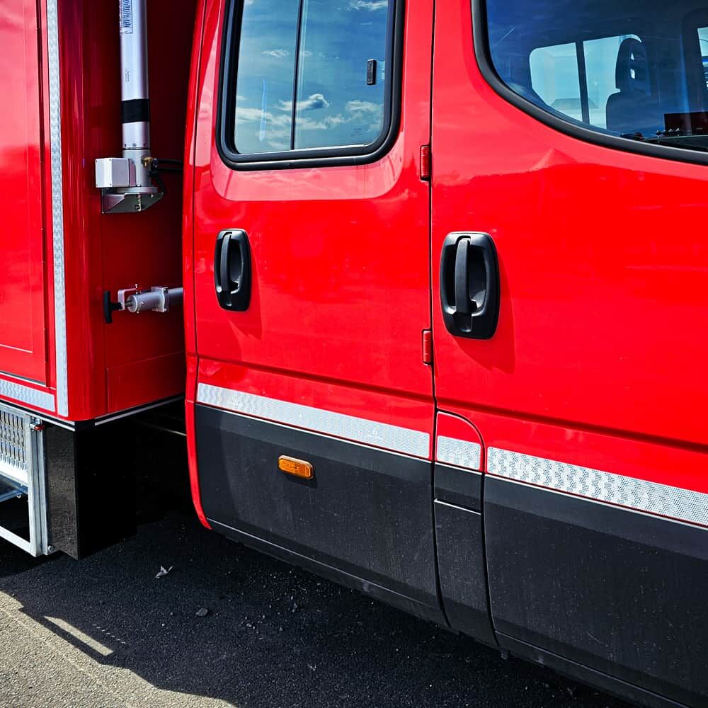 Rotes Einsatzfahrzeug mit seitlicher Silber-Kontur aus Avery V-6700B