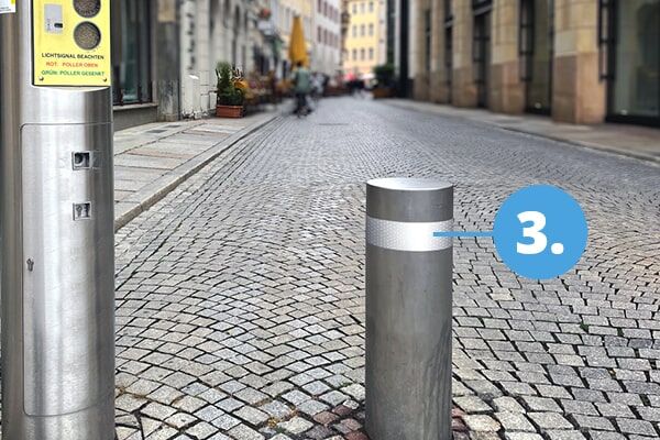 Ein mit der ORALITE VC 170 markierter Poller blockiert die Zufahrt zur Fußgängerzone in der Innenstadt