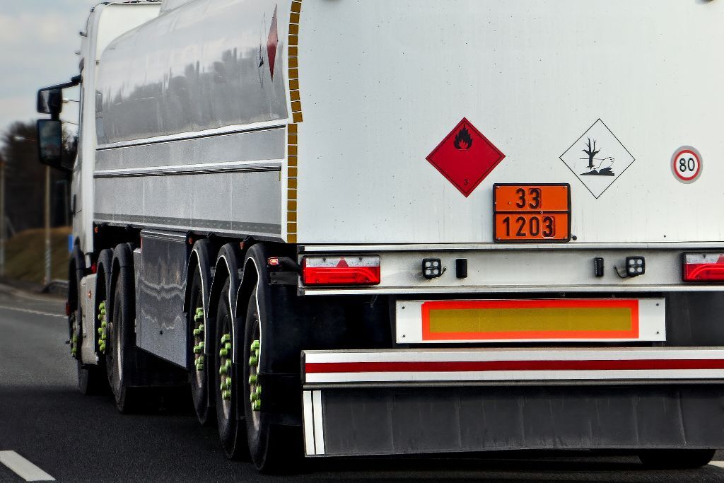 Tankfahrzeug mit oranger ADR-Zweistofftafel an der Seite und hinten