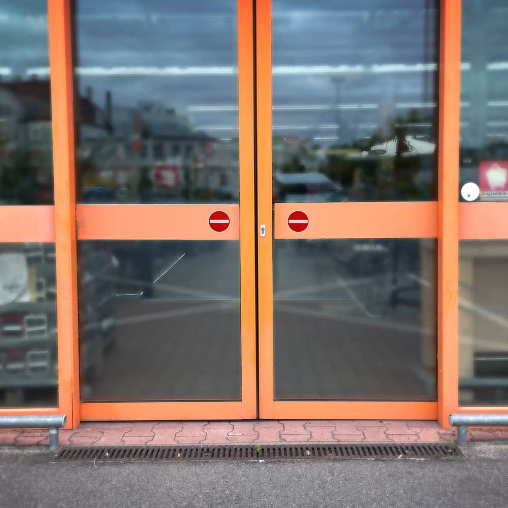 Einfahrt-verboten-Aufkleber auf Rückseite eines Busses angebracht

Einfahrt-verboten-Aufkleber auf a