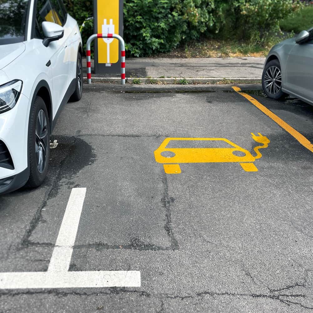 Aufgebrachter Piktogramm-Markierungsfilm auf einem Parkplatz