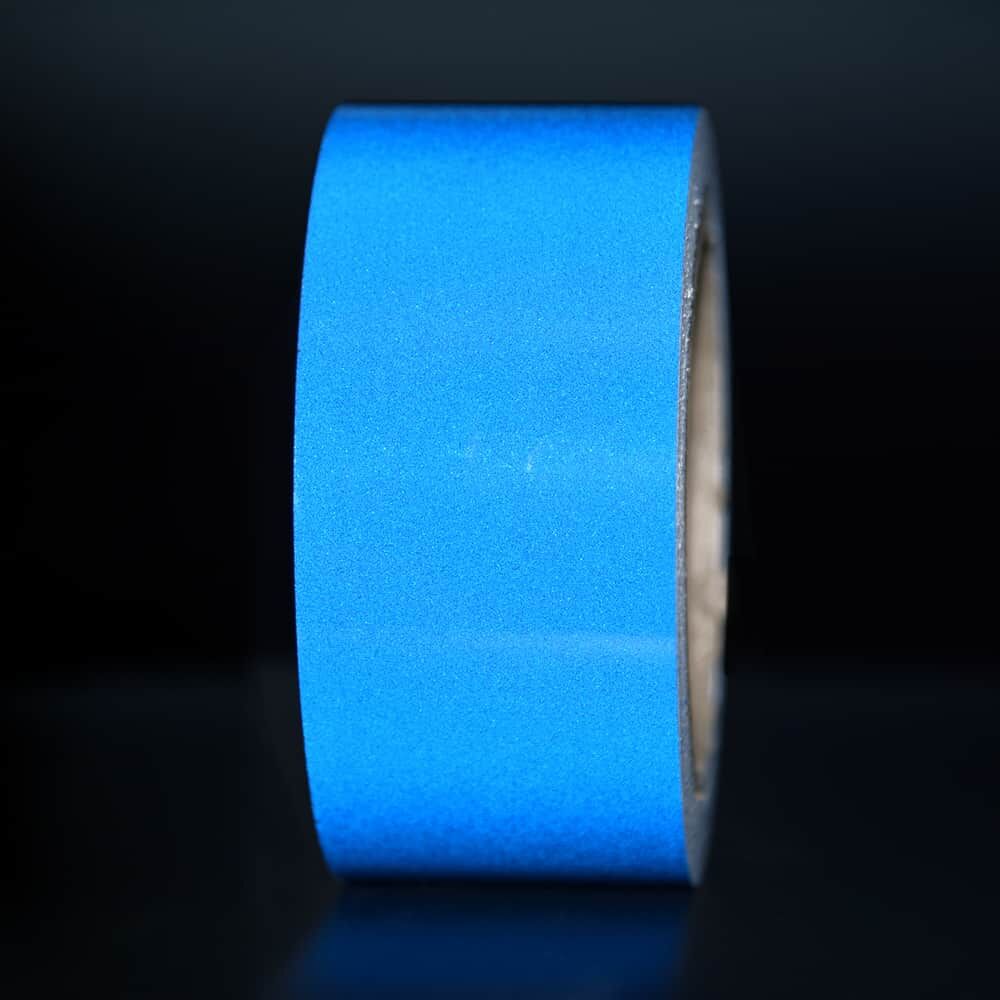 50 mm Rolle Orafol ORALITE Reflexband 5710 blau, reflektierend vor dunklem Hintergrund