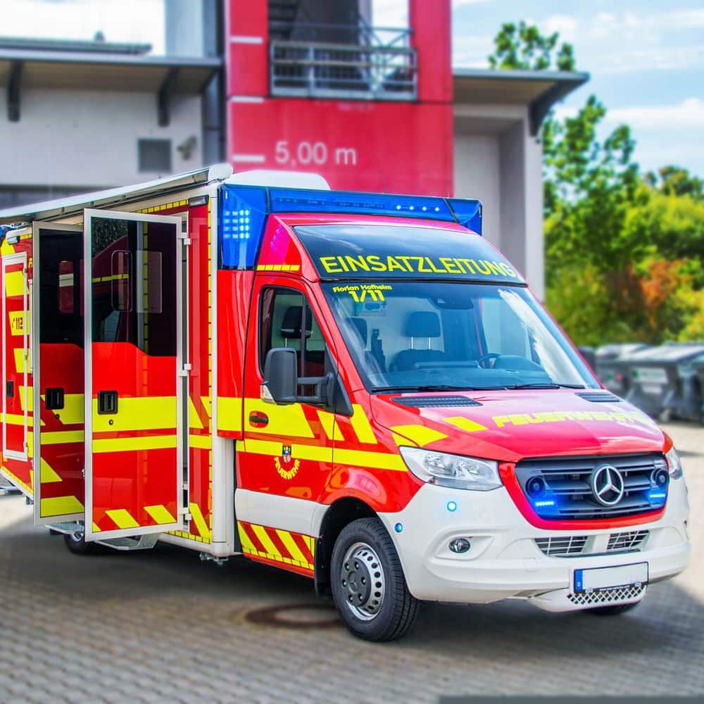 Feuerwehr-Einsatzleitwagen mit rot-gelber Fluorfolie 7510 für hohe Erkennbarkeit.