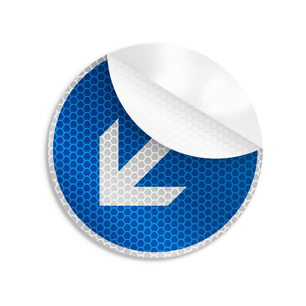 Teilweise abgelöster Aufkleber mit weißem Pfeil auf blauem Grund, Richtung unten links