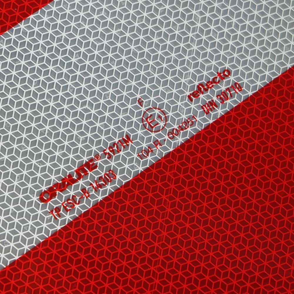 Detailaufdruck auf Reflexfolie: Zulassungs-/Prüfkennzeichnung und Herstellerdruck