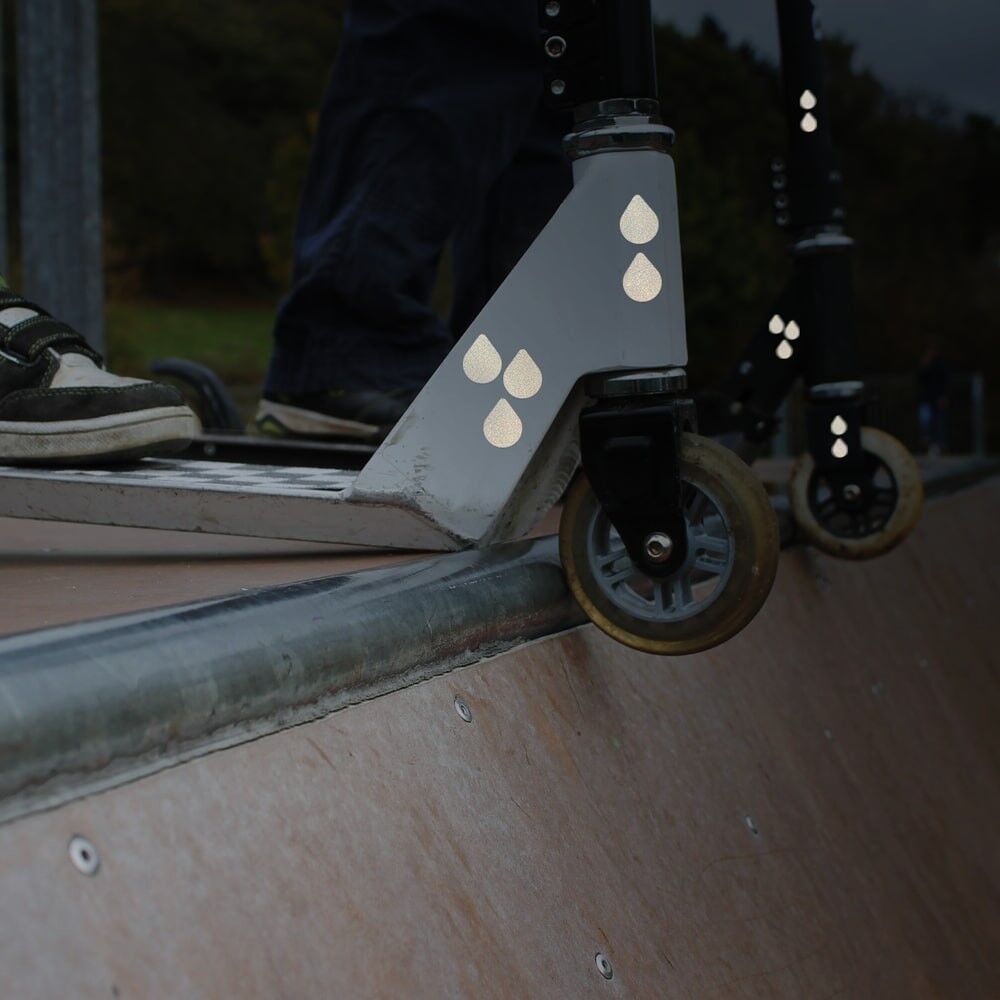 Reflexsticker Light Tropfen reflektieren Licht auf Stunt-Scooter bei Dunkelheit