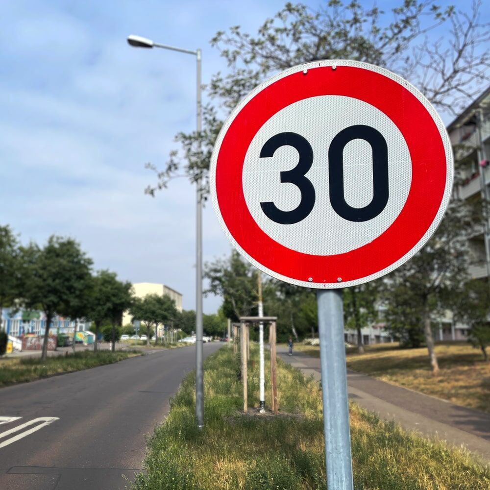 Anwendungsbeispiel: Verkehrszeichen 30 km/h am Straßenrand montiert