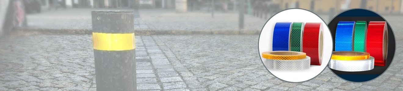 Ein grauer Poller mit gelber Reflexmarkierung, daneben zwei Detailansichten verschiedenfarbiger Reflexbänder bei Tag und Nacht. 