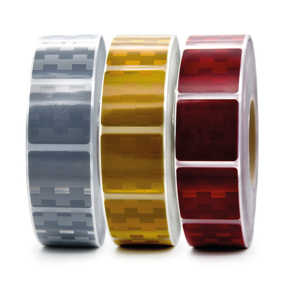 Drei Rollen Avery Konturmarkierung in Weiß, Gelb und Rot nebeneinander