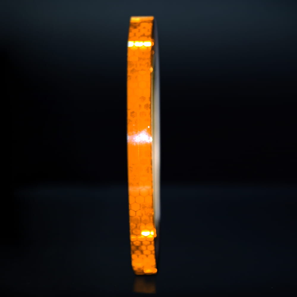 10 mm Rolle Avery Reflexband V-8000 fluor-orange, reflektierend vor dunklem Hintergrund
