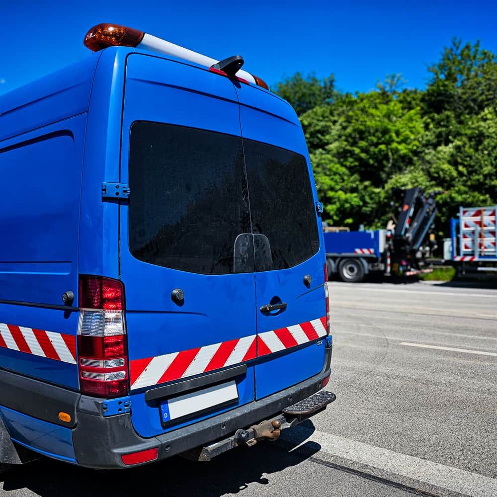 Warnmarkierung 3M 823i am blauen Transporter-Heck, komplette Applikation