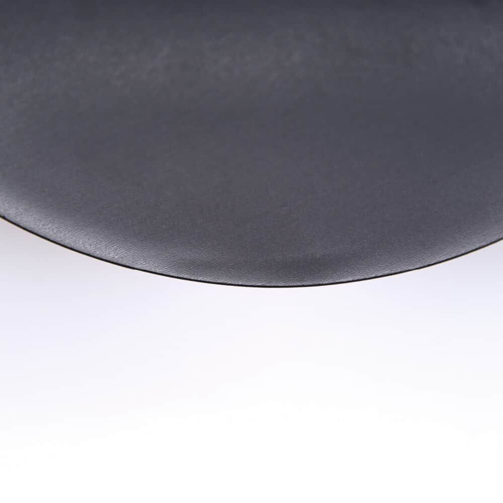 Rückseite eines Magnetschilds, leicht glänzend und dunkelgrau