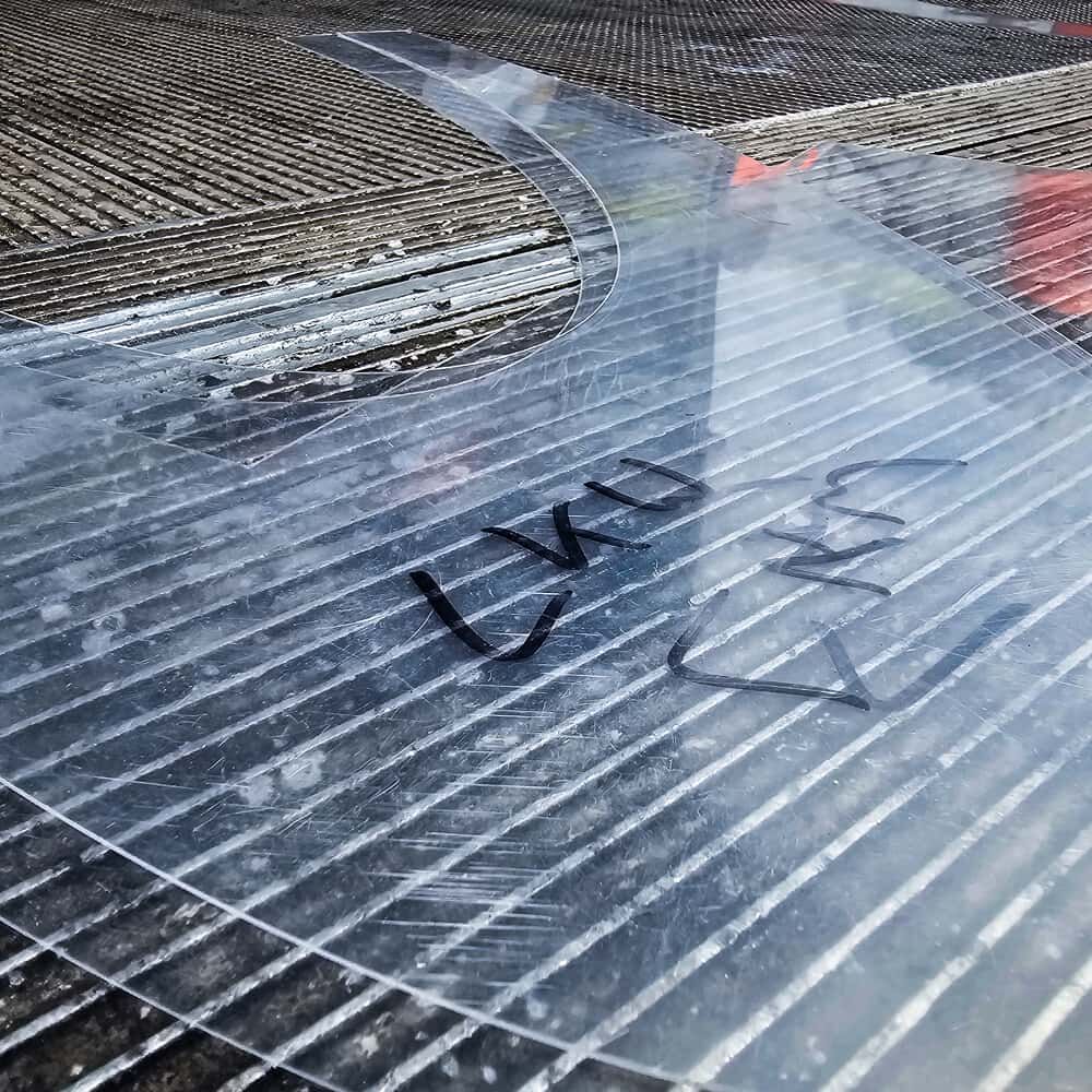 Nahaufnahme einer Lkw-Schablone aus transparenter Kunststofffolie mit Markierung