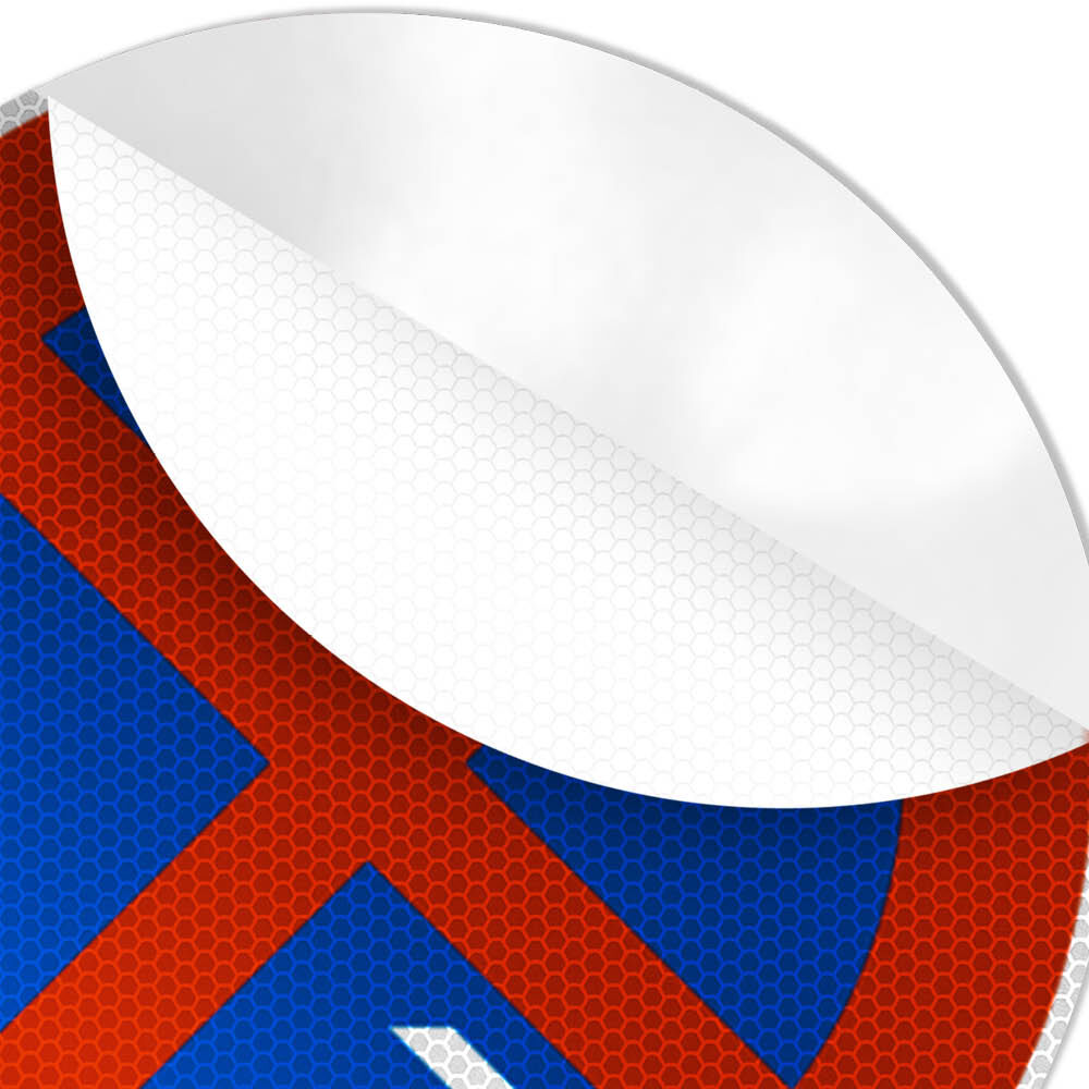 Detail: abgezogene Ecke des reflektierenden Halteverbot-Aufklebers mit Pfeil