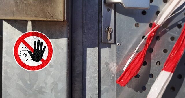 Ein Zutrittsverbotsschild mit durchgestrichener Hand neben einem Schlüsselloch und rot-weißem Absperrband.