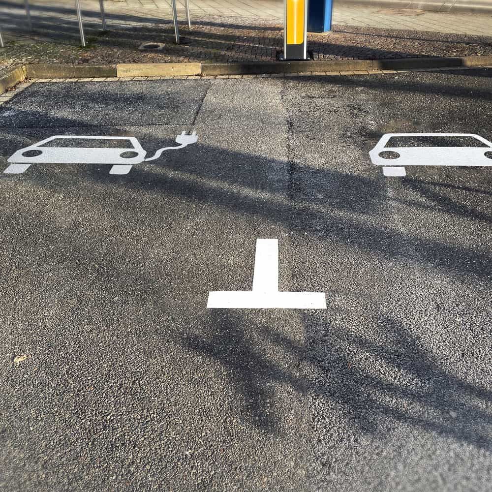Parkplatz mit 3M Stamark Markierung für Elektrofahrzeuge an Ladesäule