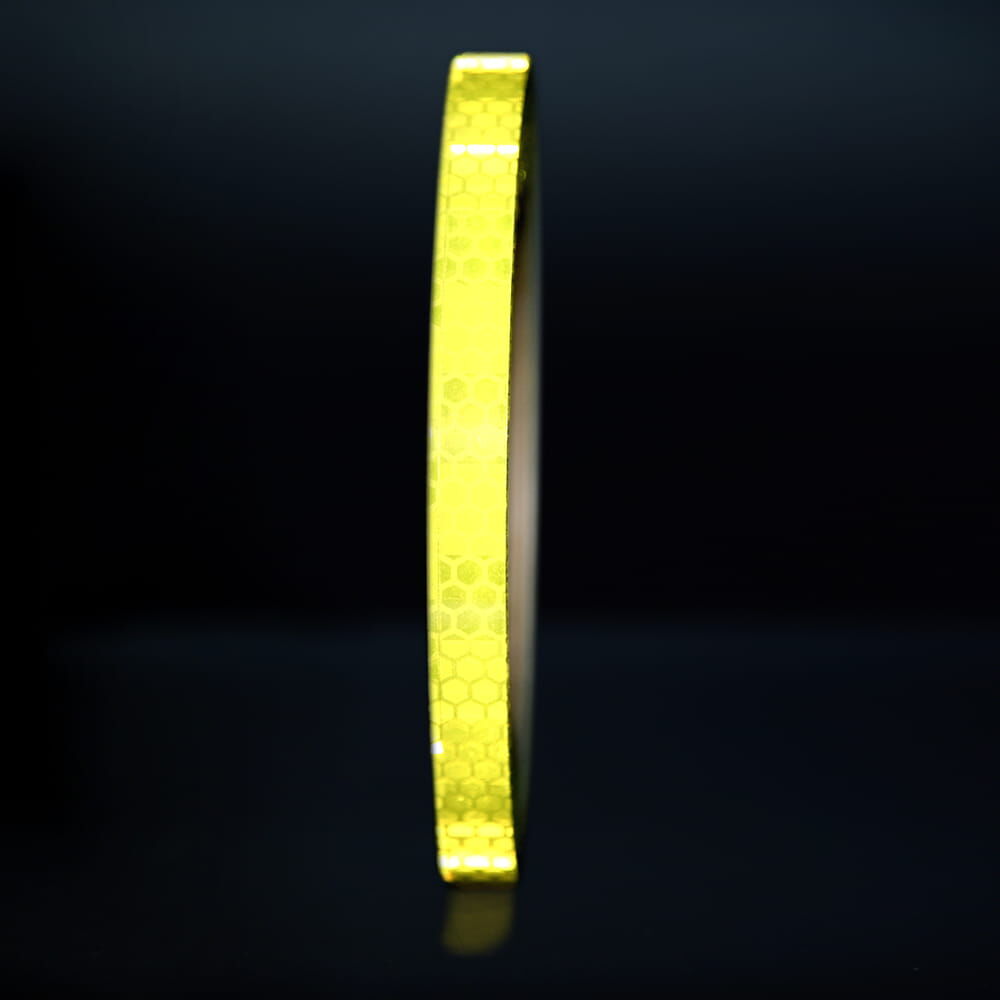 10 mm Rolle Avery Reflexband V-8000 fluor-lime, reflektierend vor dunklem Hintergrund