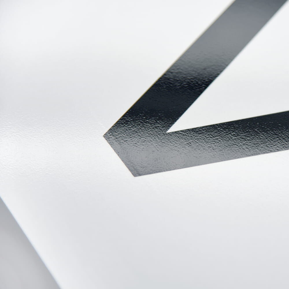 Detailaufnahme Aufdruck A auf lackierter Aluminiumoberfläche