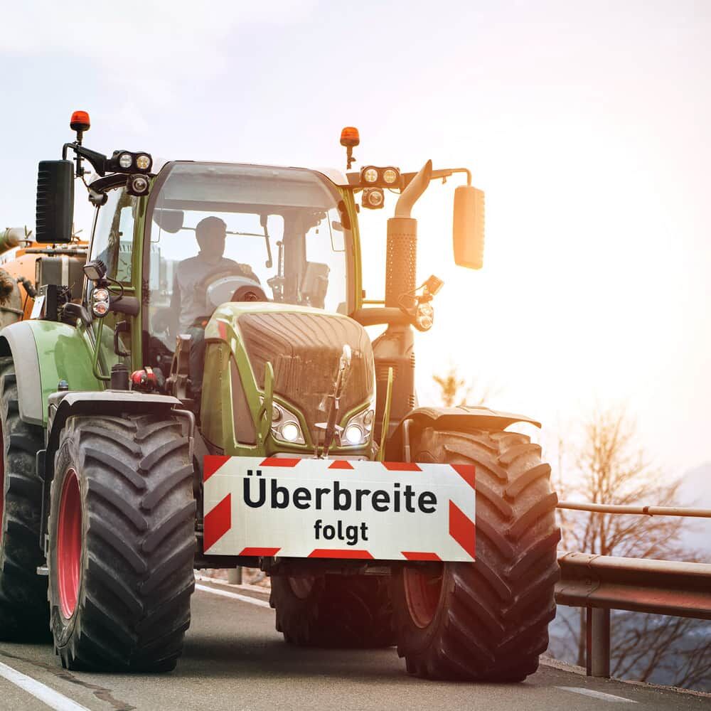 Anwendungsfoto: Schild „Überbreite folgt“ am Traktor/landw. Fahrzeug