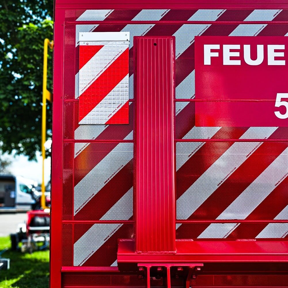 Montierte Warnmarkierung an Feuerwehrfahrzeug, reflektierend bei Tageslicht