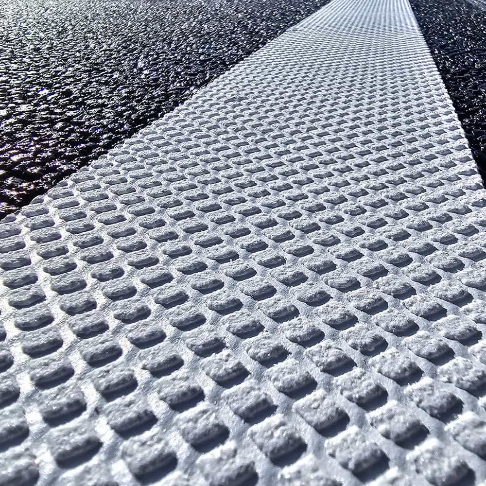 Nahaufnahme der strukturierten Oberfläche der weißen Markierungsfolie