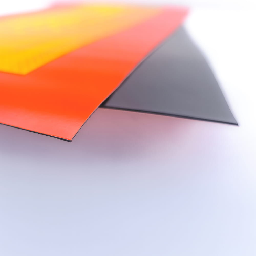Eckdetail zeigt Folien und schwarze, magnetische Rückseite