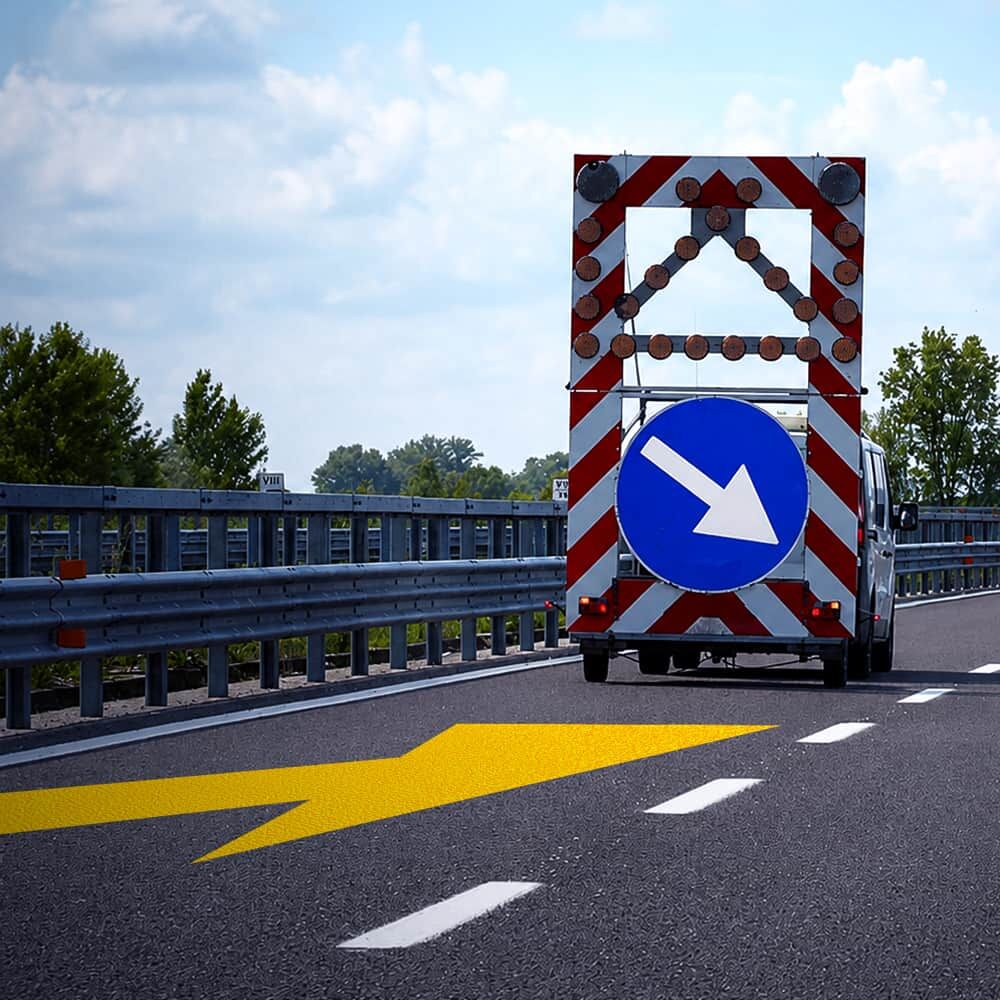 Aufgebrachter Vorankündigungspfeil in realer Verkehrsszene