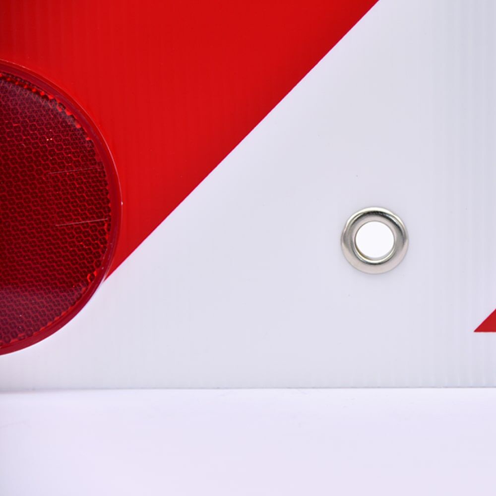 Detail Befestigungsöse/Öse in der Warntafel neben Reflektor