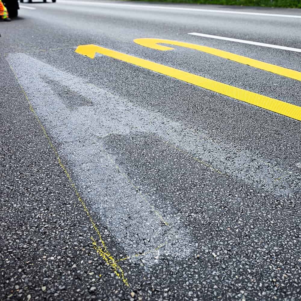 Mit P50 grundiertes Asphaltfeld, gelbe vorgezeichnete Markierungslinie