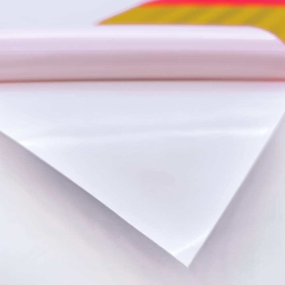 Eckdetail zeigt abgezogene, selbstklebende Folie und Trägerpapier