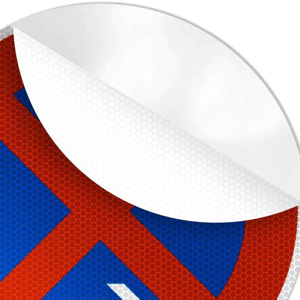 Detailaufnahme: abziehbare Reflexfolie am Haltverbotsschild (Wabenstruktur)