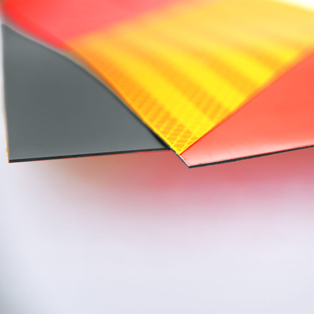 Eckdetail zeigt Folien und schwarze, magnetische Rückseite