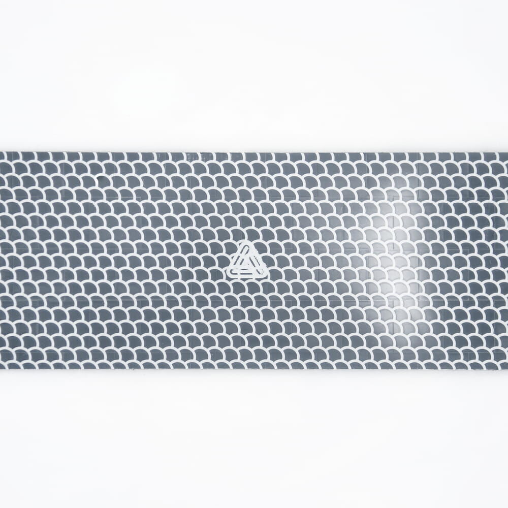 Weißes V-6700B: mikro­prismatische Wabenstruktur mit Avery-Logo im Zentrum
