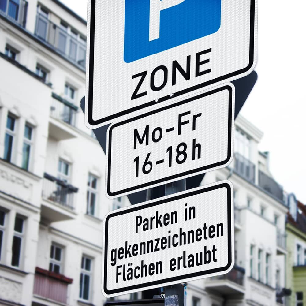 Verkehrsschild mit schwarzer Beschriftung aus Orafol ORALITE 5071 Lettering-Film