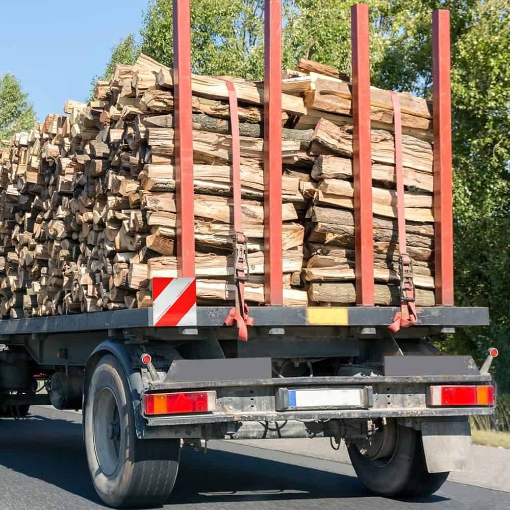 Warntafel am Anhänger montiert: rot/weiße Diagonalmarkierung
