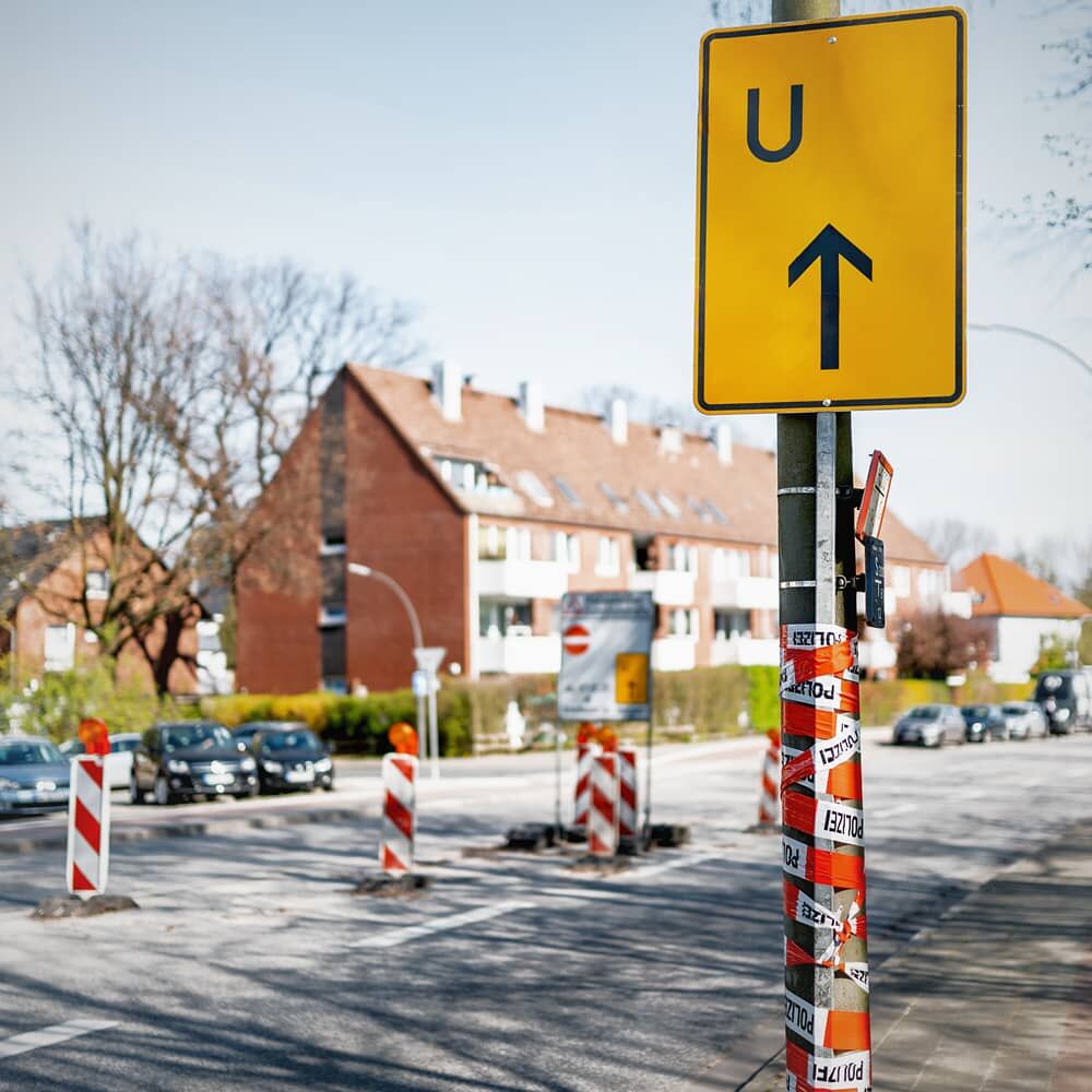 Umleitungsschild „U“ an Baustellen-Mast, zeigt Anwendung der gelben Folienfront
