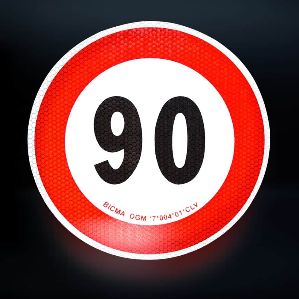 Reflektierendes 90-km/h-Schild bei Dunkelheit fotografiert, gute Sichtbarkeit