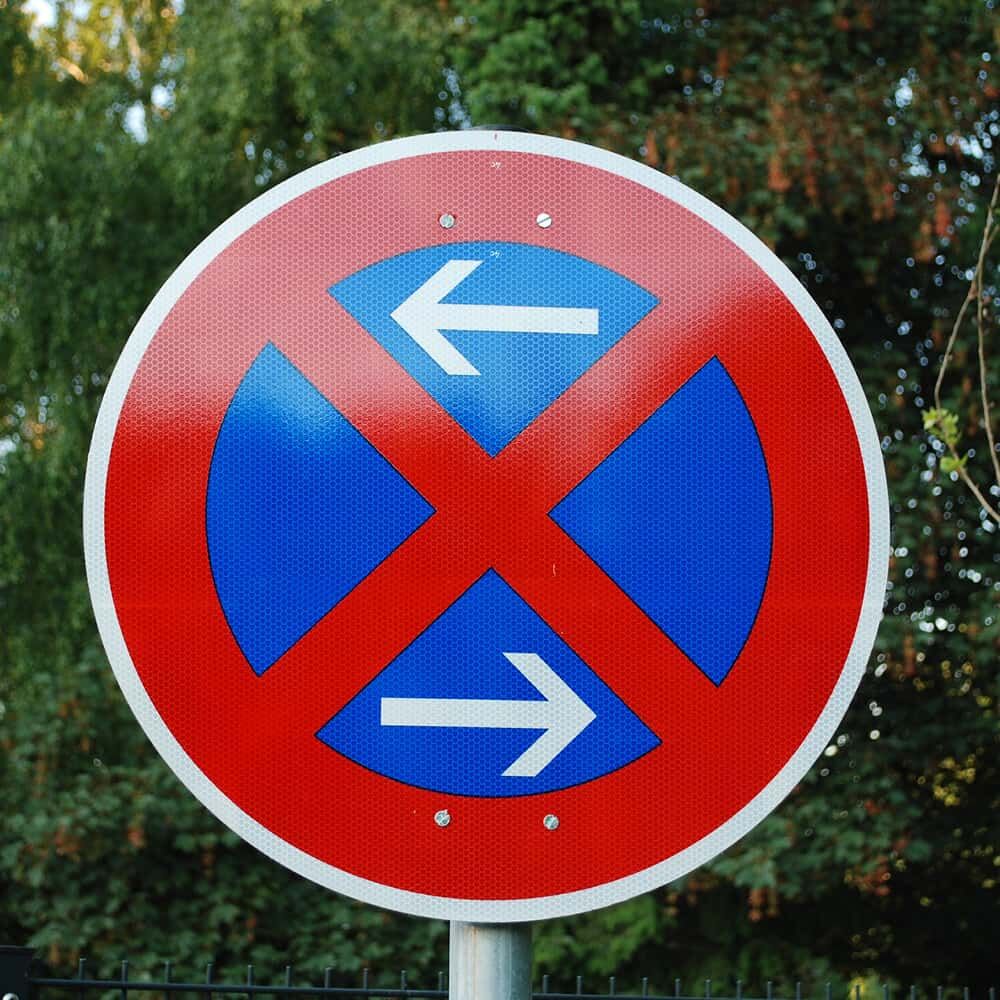 Anwendungsbeispiel: Halteverbot-Schild mit Richtungspfeilen links/rechts