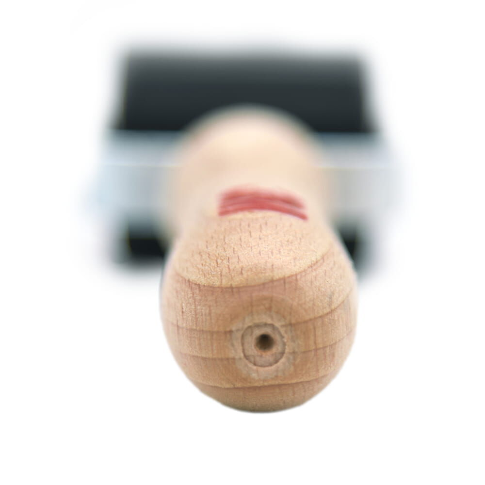 Endstück des Holzgriffs mit 3M Logo, unscharfe Walze im Hintergrund