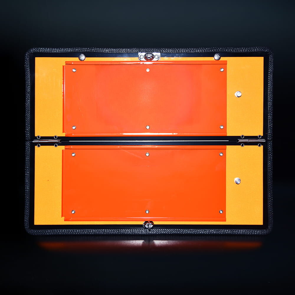 Reflektierende, klappbare ADR-Tafel mit schwarzem Rahmen, leuchtend orange auf dunklem Hintergrund.
