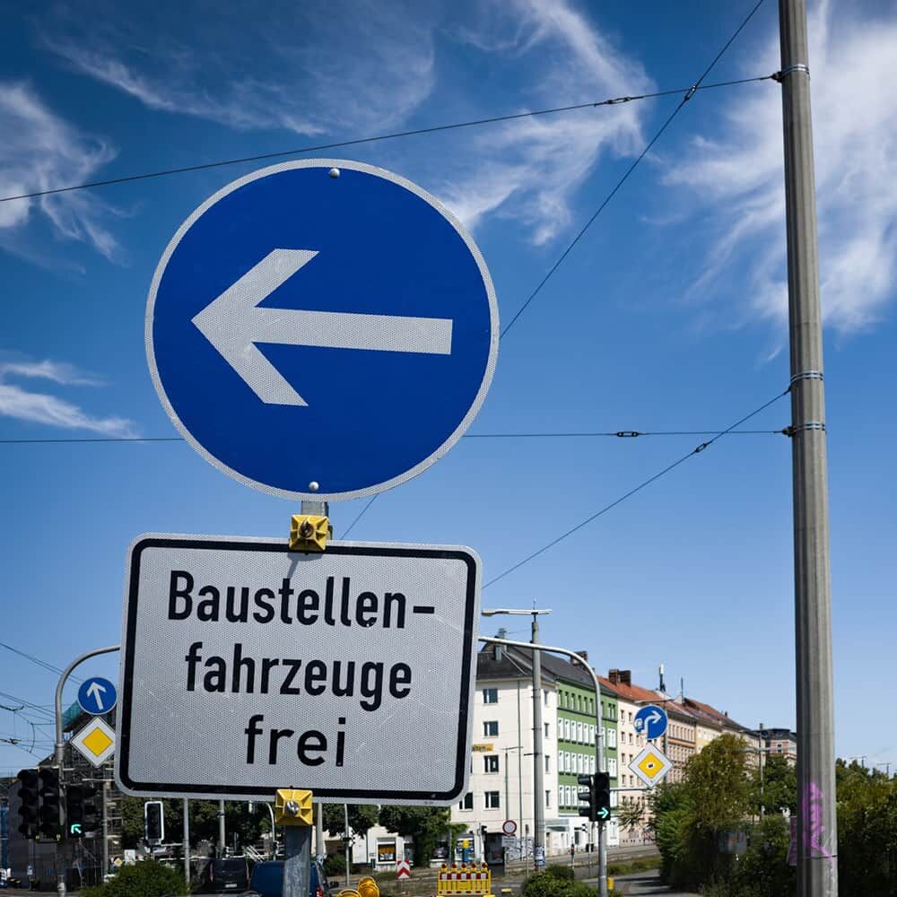 Montiertes VZ 211-10 Verkehrszeichen, Fahrtrichtung links, über Zussatzzeichen in Innenstadt
