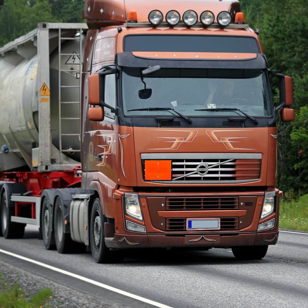 Reflecto ADR-Tafel vertikal klappbar montiert an Lkw-Front, Anwendungsszene