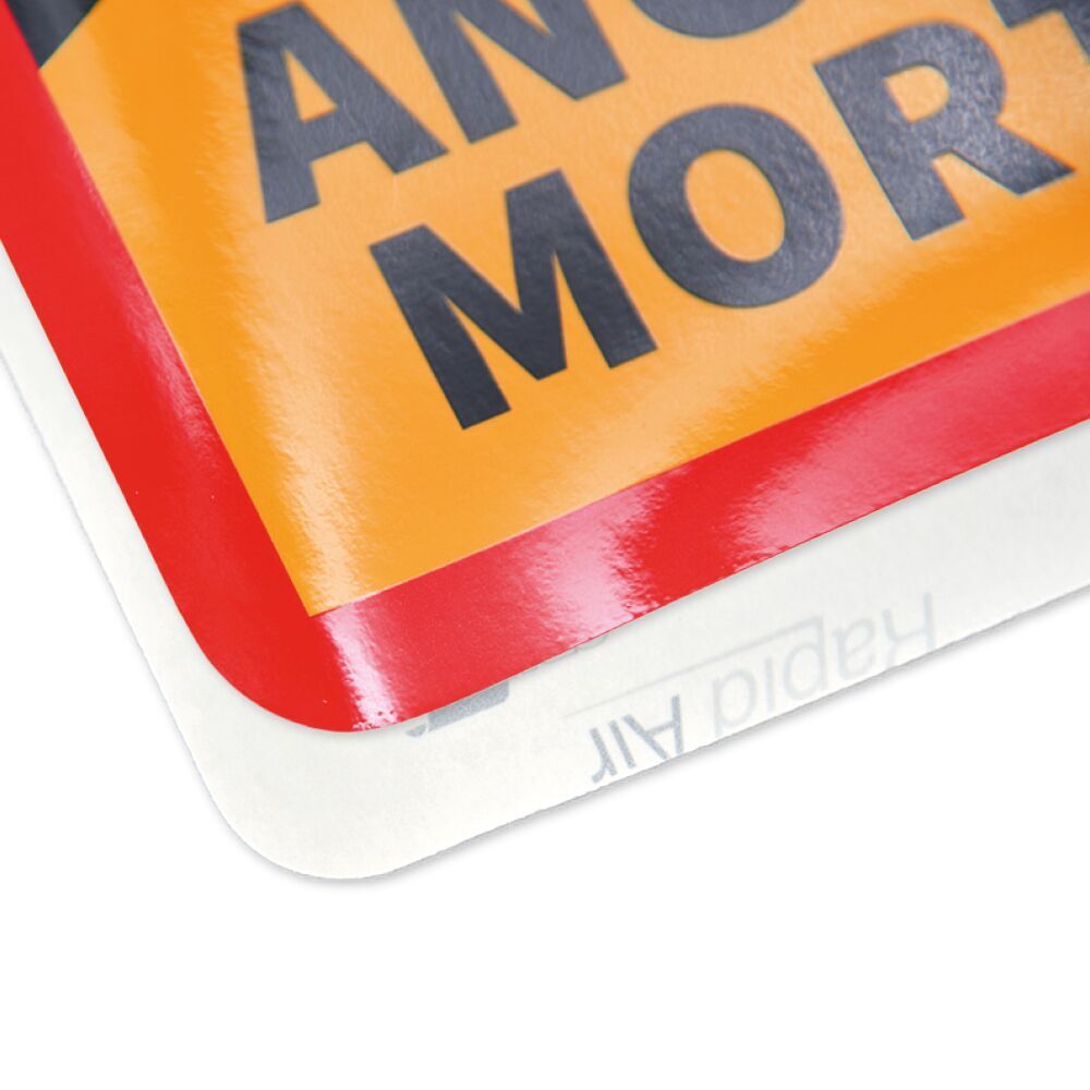 Detailaufnahme der glänzenden Oberfläche des Warnschilds „Angles Morts“