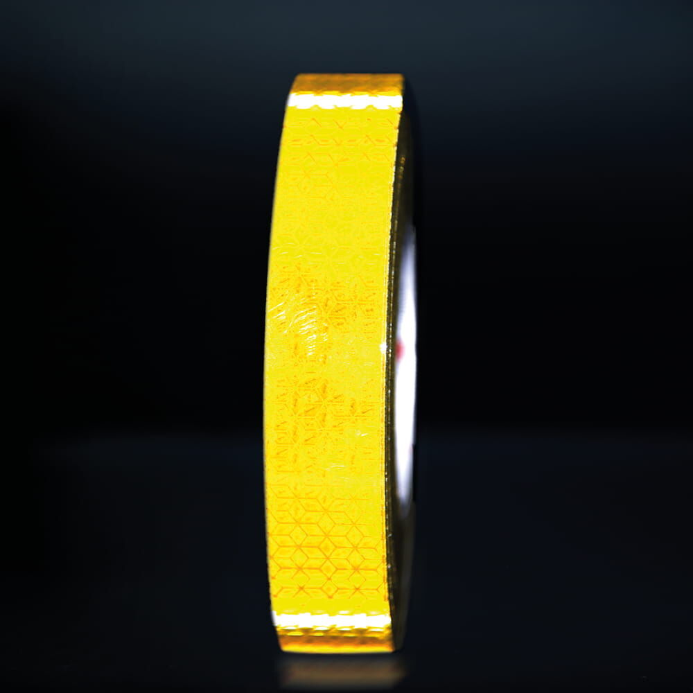 Gelbe VC104+ RG Rolle 25 mm × 25 m, Reflexeffekt vor dunklem Hintergrund