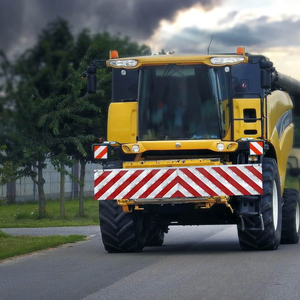 Anwendung: Frontschild-Warnmarkierung montiert an landwirtschaftlicher Maschine