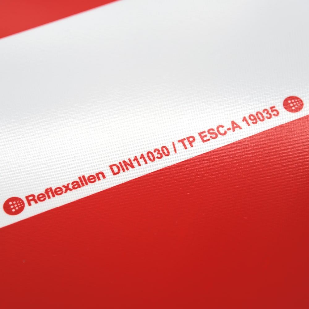 Detail: Norm-/Zulassungsaufdruck auf Warntafel Überlänge/Überbreite