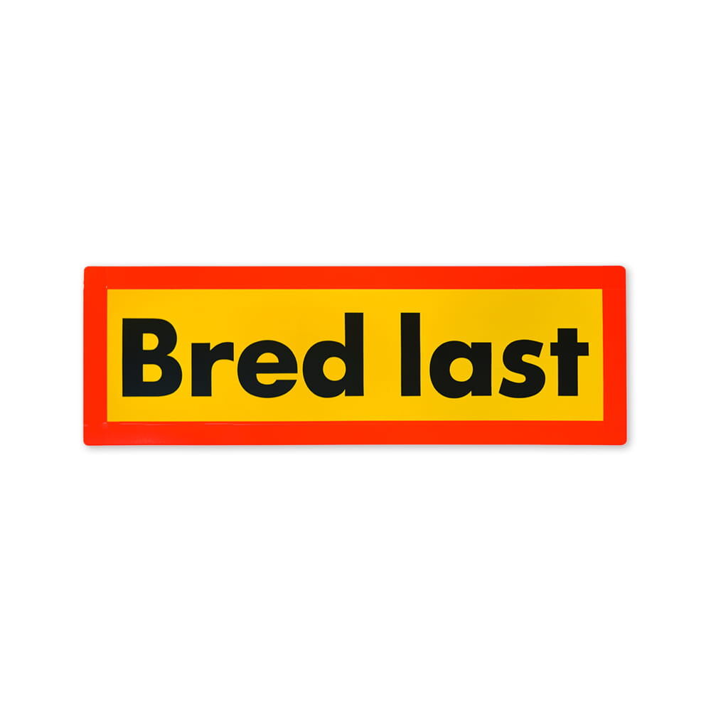 Rechteckige „Bred last“-Tafel in Gelb mit rotem Rand und schwarzer Schrift